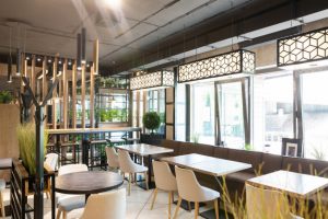 interior-moderno-restaurante-urbano-luz-sol-manana_88135-12265