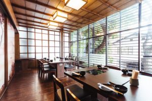 restaurante-japones-madera-decorada_43263-1315